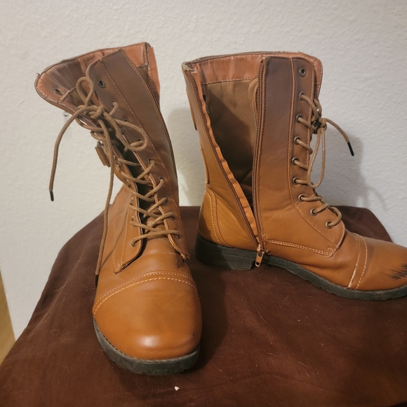 14 Pairs Of Size 7-8 Womens Shoes, Sandals, And Boots - Picture 7 of 11